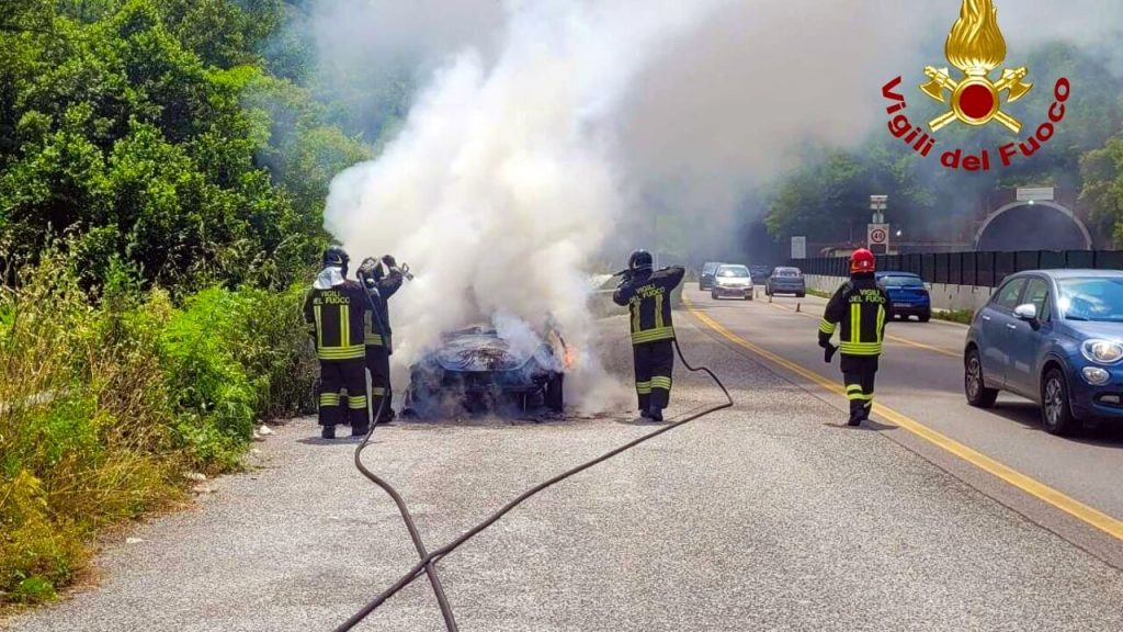 incendio avellino salerno auto