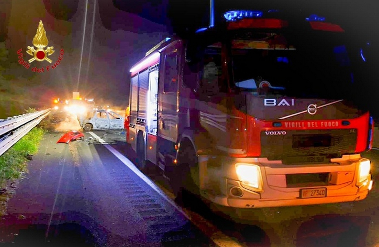 incidente-a1-auto-fiamme-caianello-san-vittore