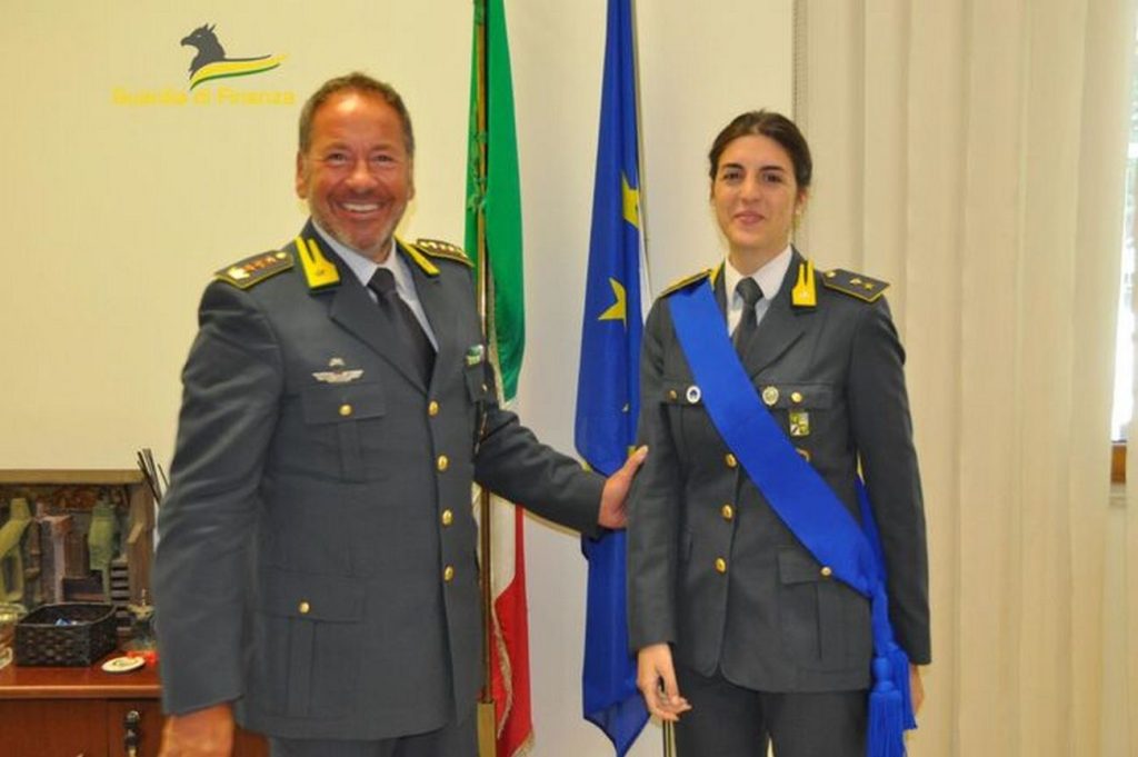 avellino-ragazza-guardia-finanza