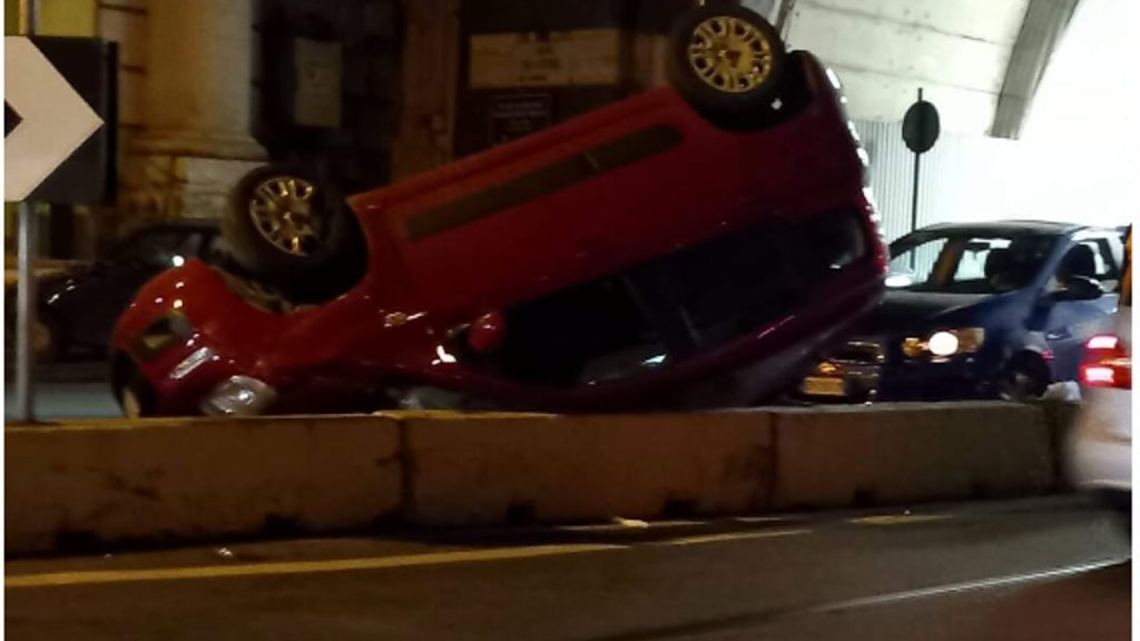 napoli auto si ribalta 15 giugno