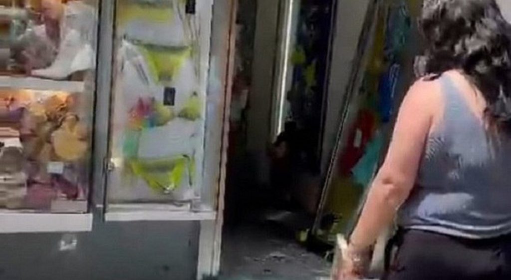 camion spazzatura contro vetrina negozio napoli