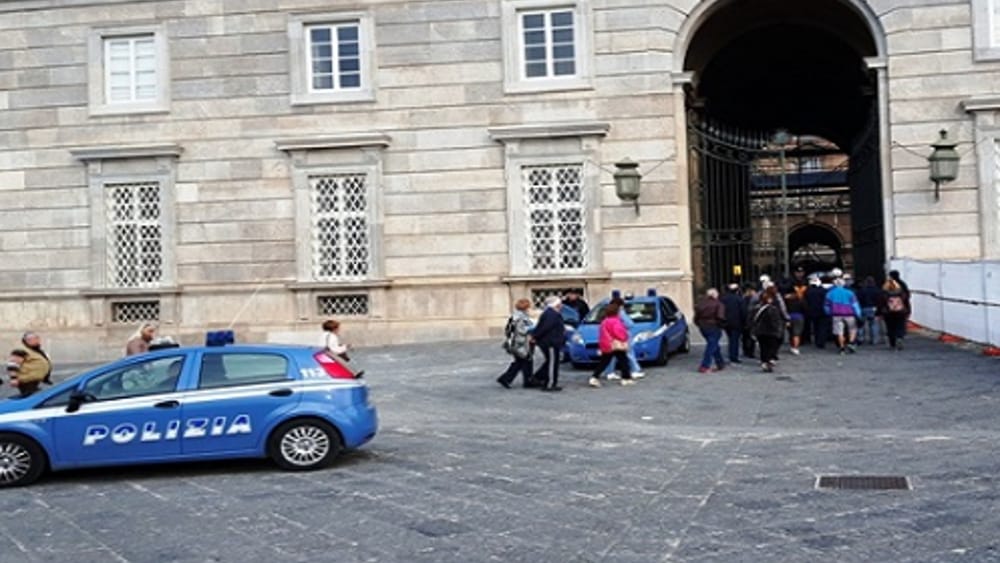 rapina scolaresta reggia caserta arresti