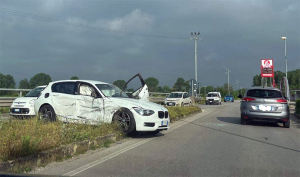 incidente Montesarchio furgone auto