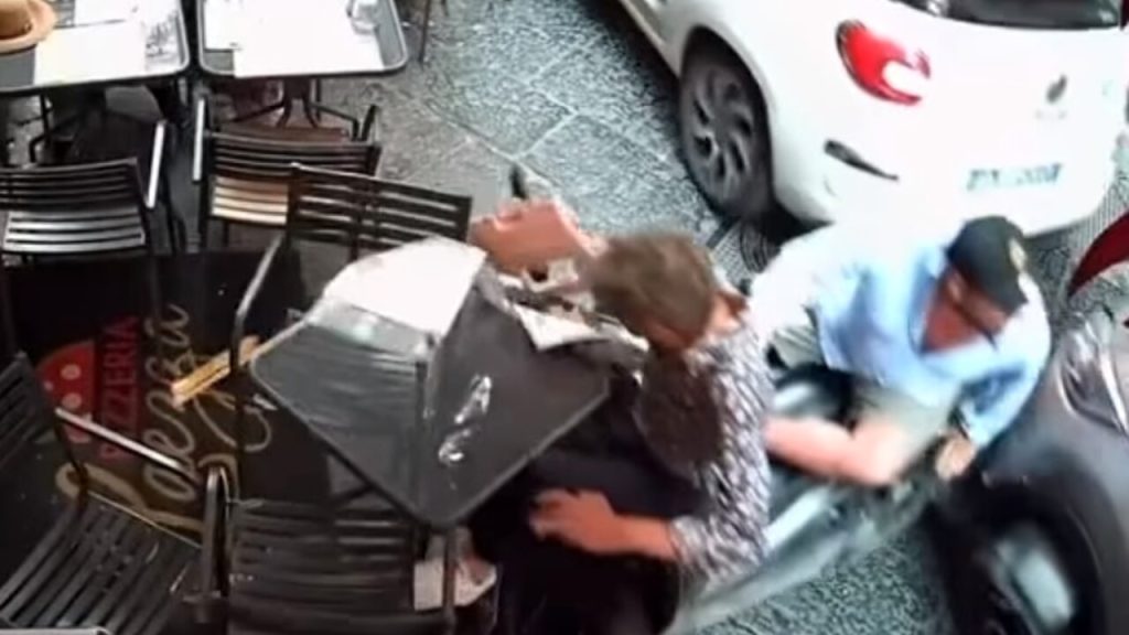 napoli scooter travolge tavoli pizzeria