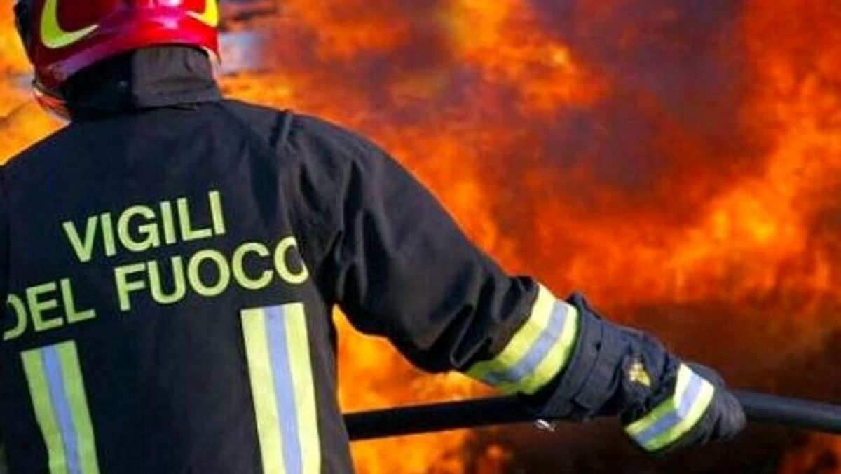 sicignano incendio auto autostrada a2