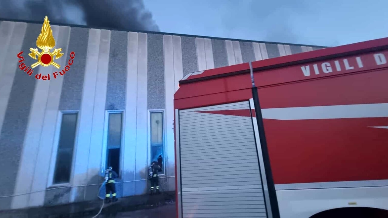 villa literno incendio oggi 14 giugno