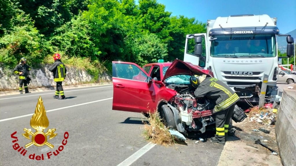 Incidente Avellino auto camion