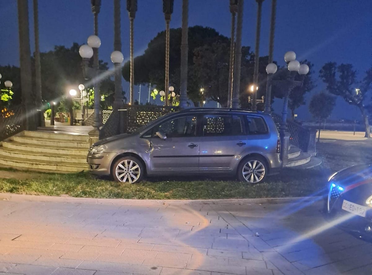 incidente-castellammare-senza-patente-cassa-armonica-villa-comunale