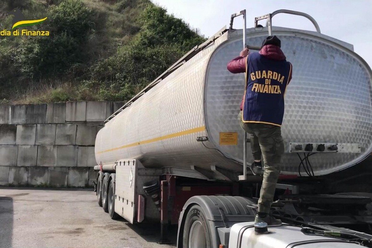 napoli gasolio contrabbando sequestro