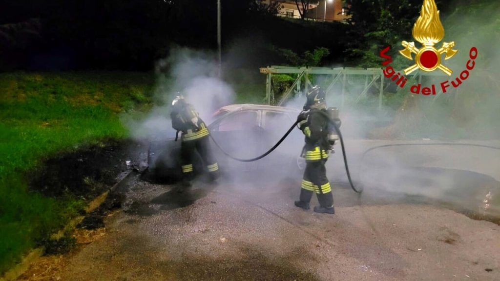 Avellino incedio auto oggi 26 luglio