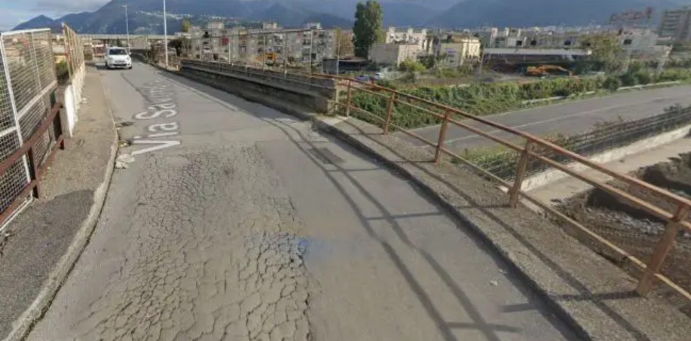 castellammare di stabia donna precipita ponte