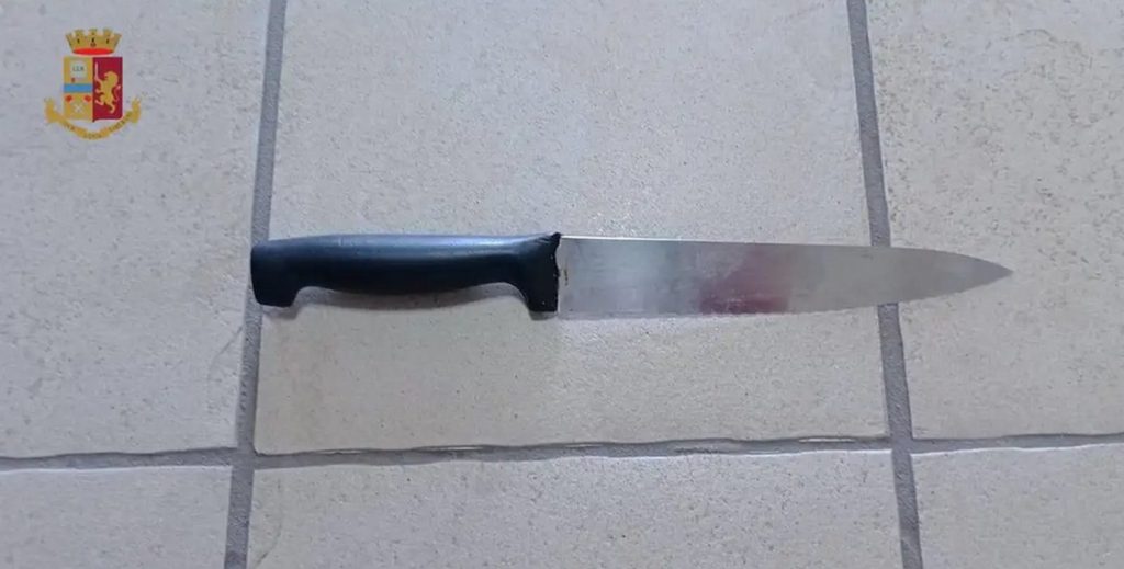 secondigliano aggredisce poliziotti arrestato