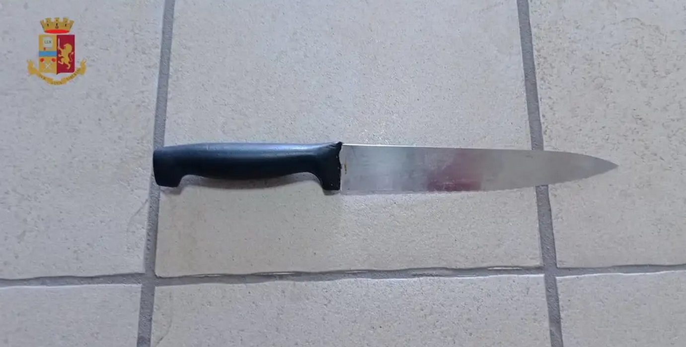 secondigliano aggredisce poliziotti arrestato