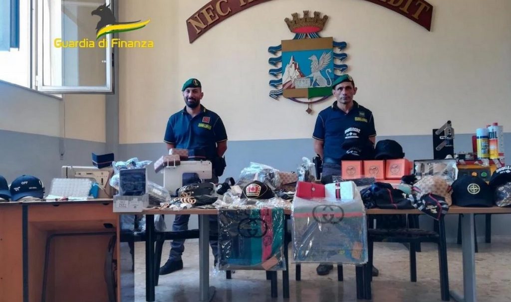 napoli sequestro abici contraffatti denunciata