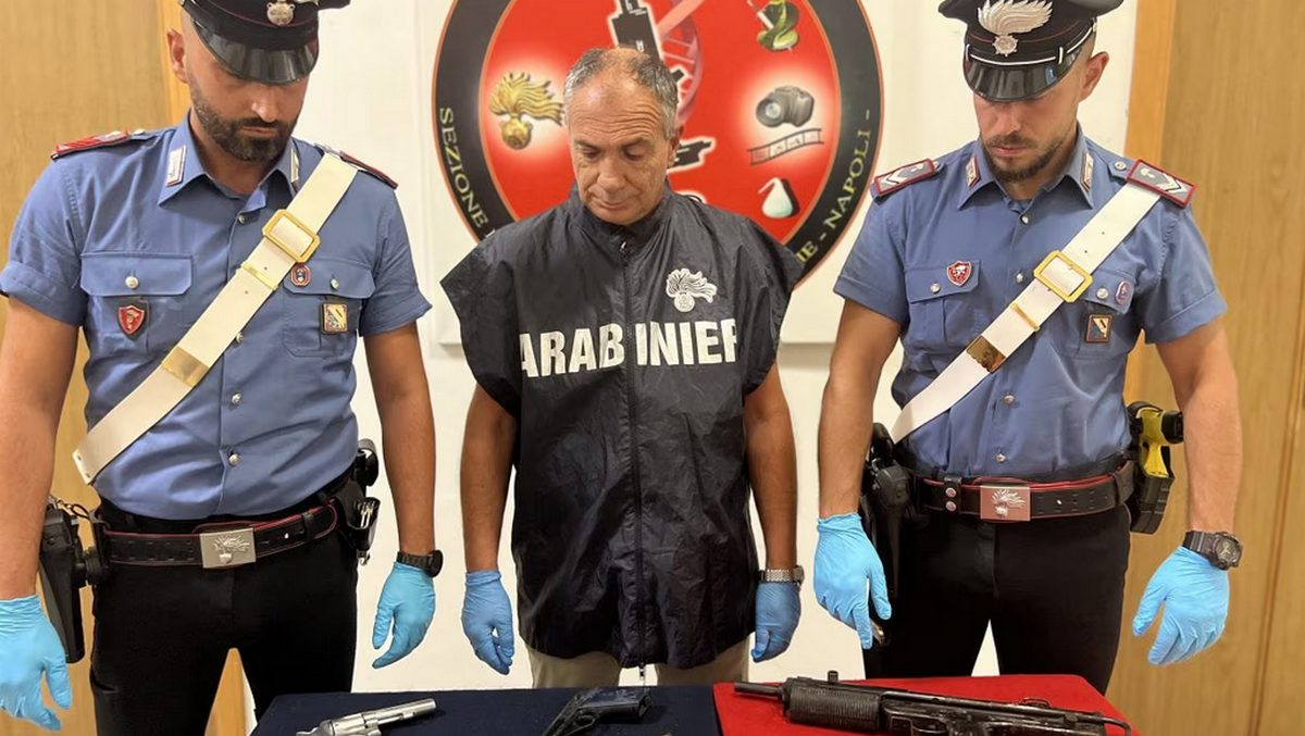 napoli sequestro pistola mitragliette