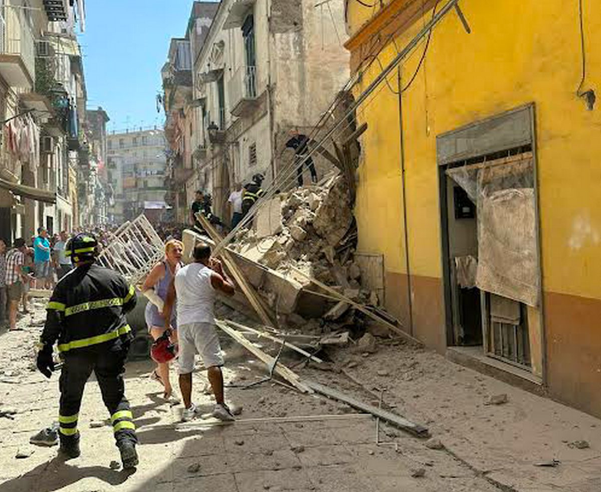 crolla palazzo torre del greco