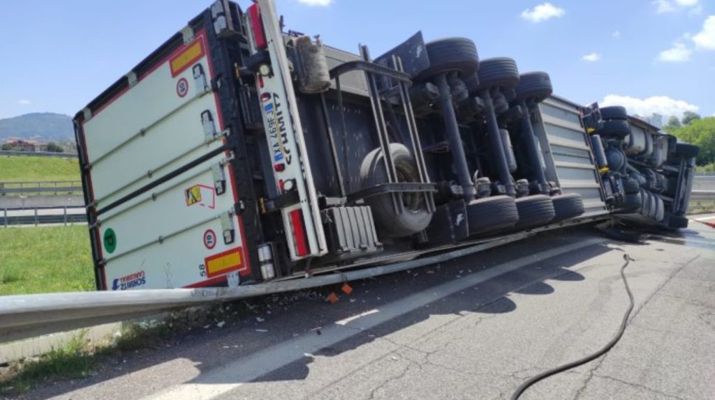 Grottaminarda ribalta automezzo
