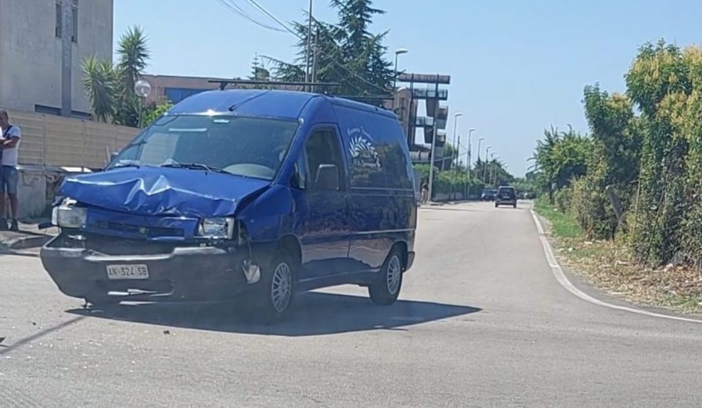 incidente Mondragone furgone automobile