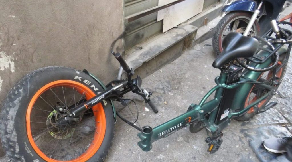 Quartieri Spagnoli schianta bici muro