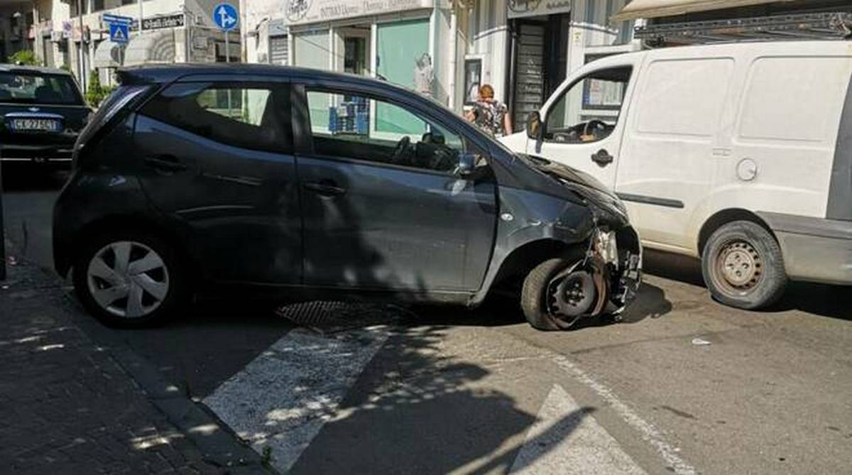 auto contro palo luce castallammare di stabia