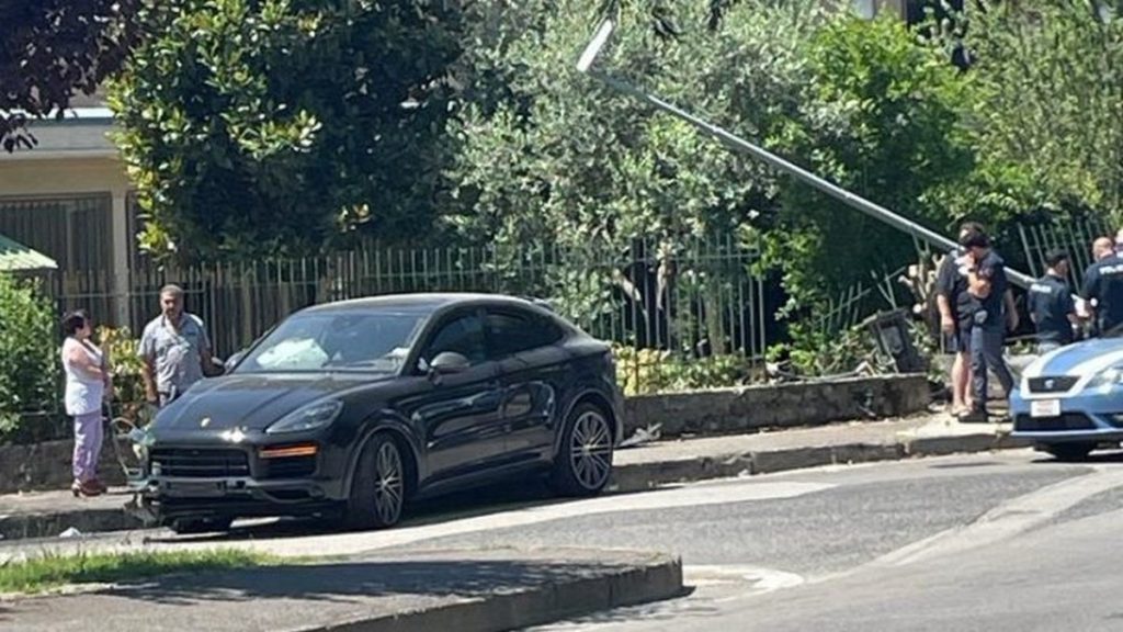 Porsche contro palo luce Avellino