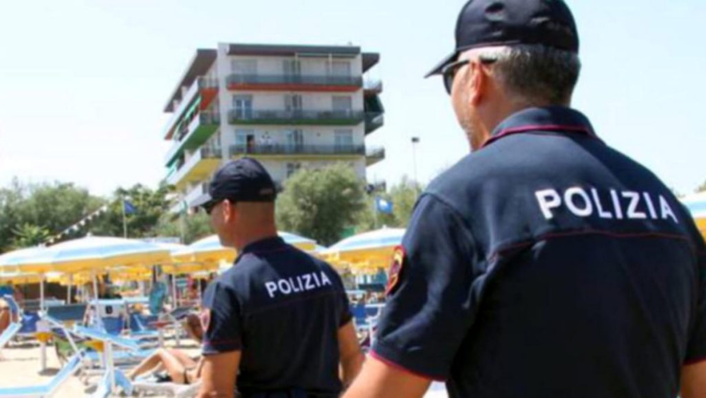 forio ischia ubriaco si spoglia spiaggia