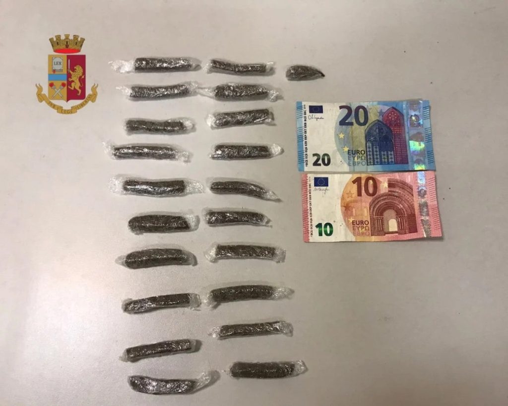 napoli-spacciatore-arrestato-piazza-leone-10-agosto
