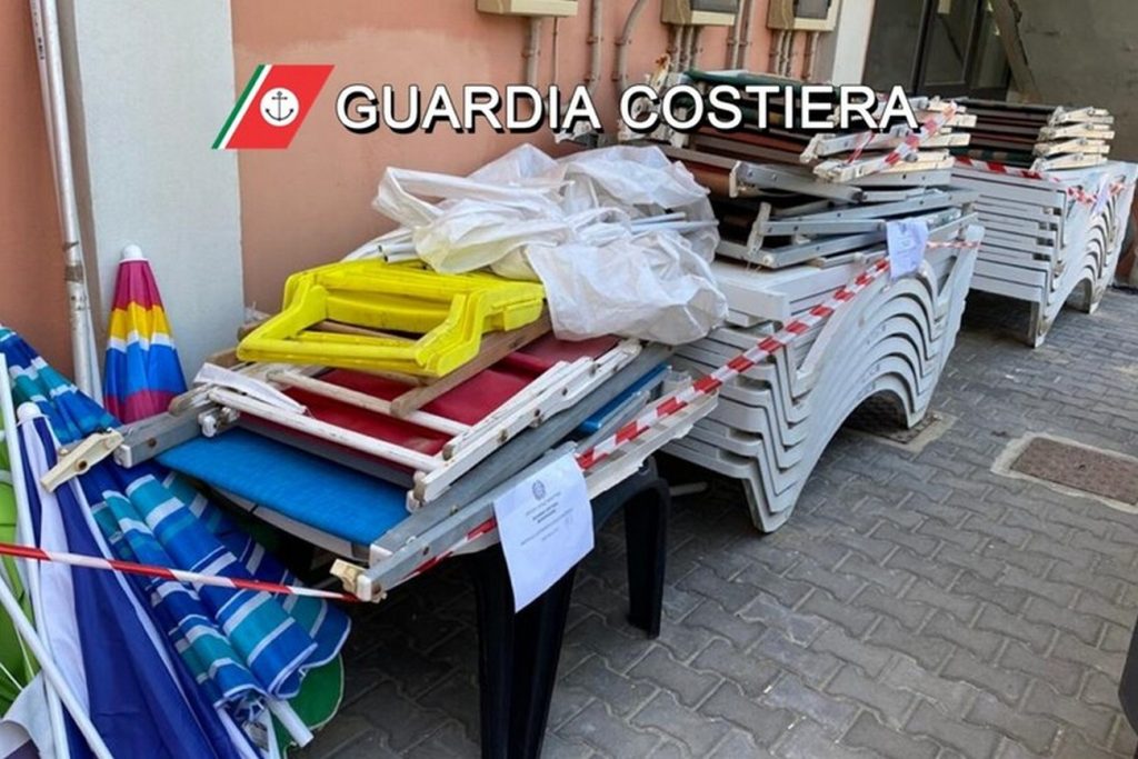 mondragone-scatta-sequestro-sdraio-ombrelloni