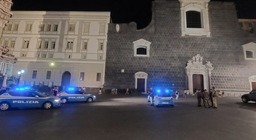 napoli lancia bottiglie contro ragazze arrestato
