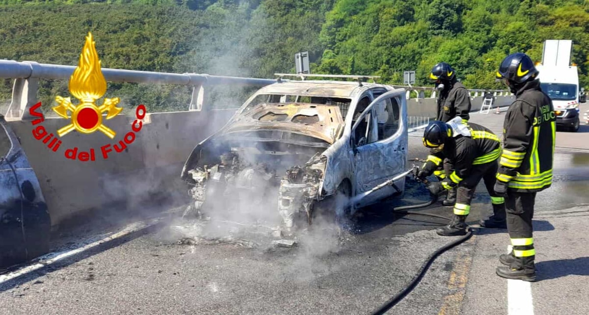 incendio auto autostrada A16 19 agosto