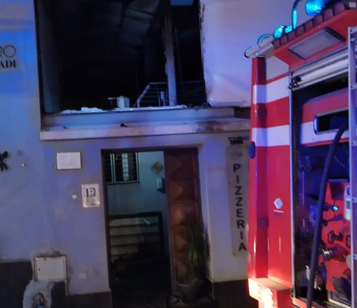 formicola incendio pizzeria