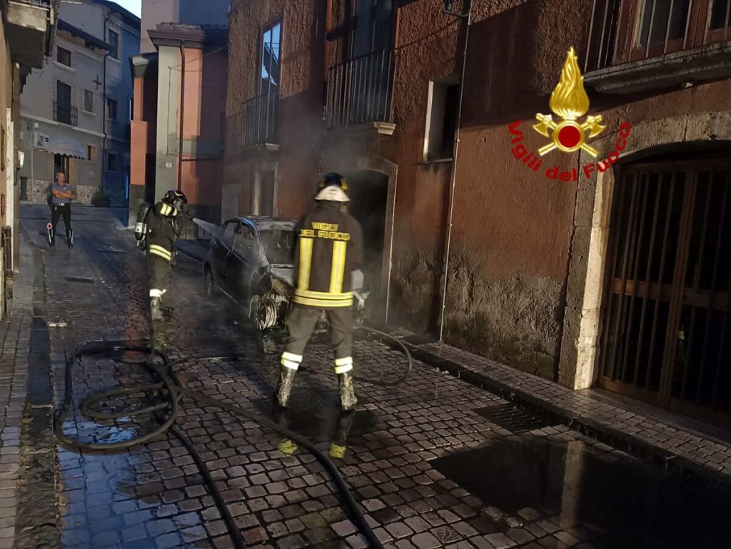 incendio-avellino-auto-valla-oggi-23-agosto