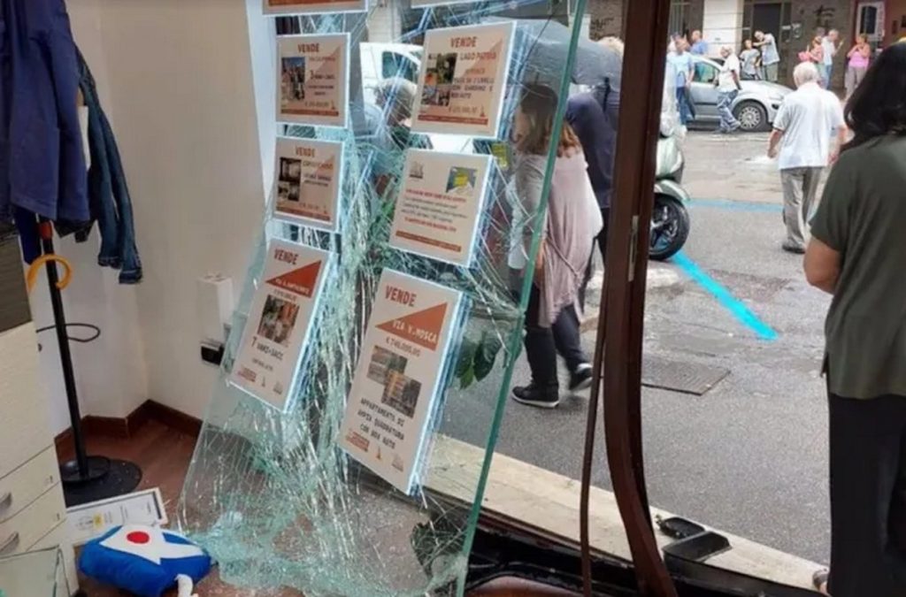 napoli auto contro negozio furgone
