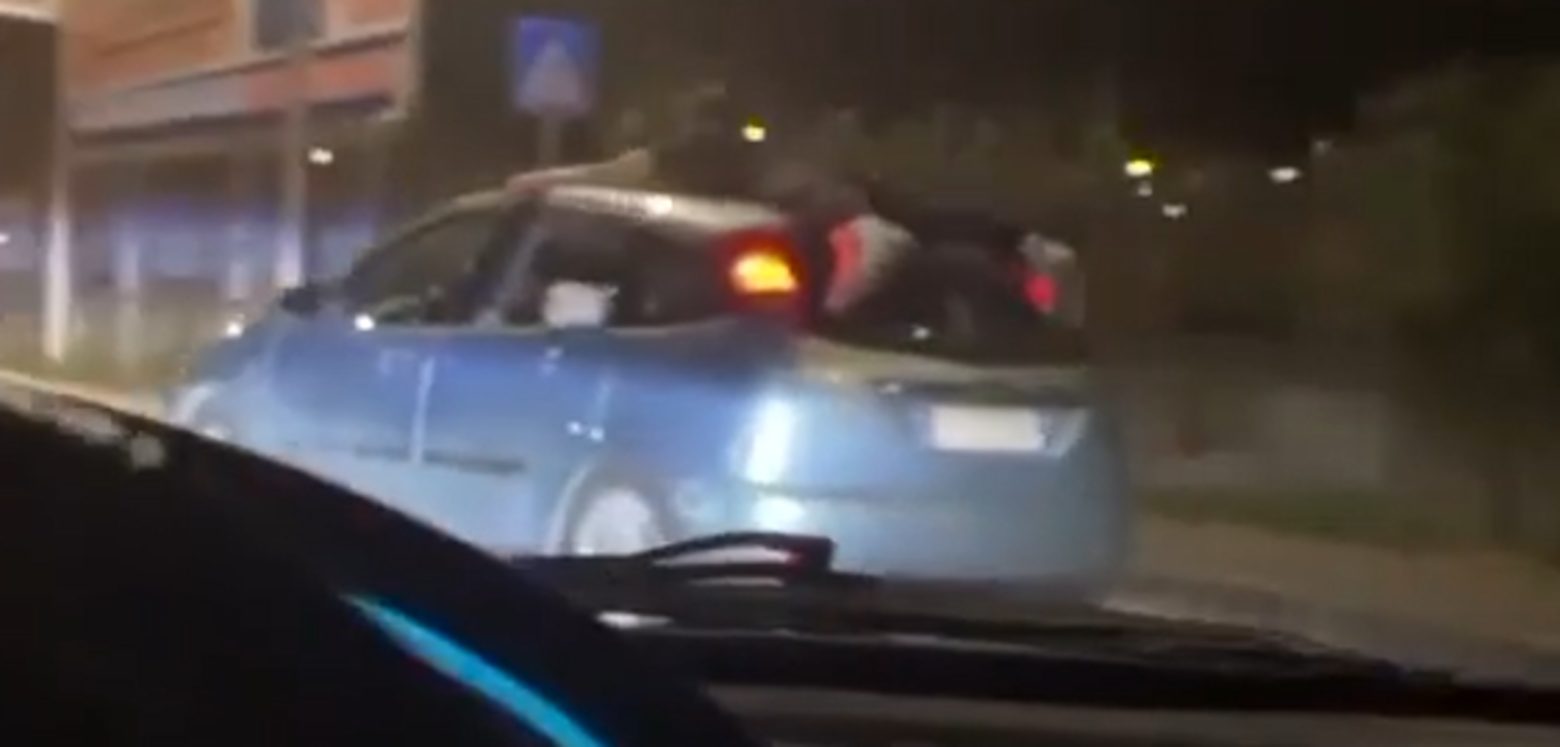 Napoli giovane viaggia aggrappato tetto auto