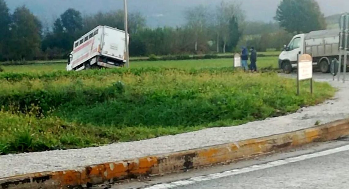 presenzano tir fuori strada