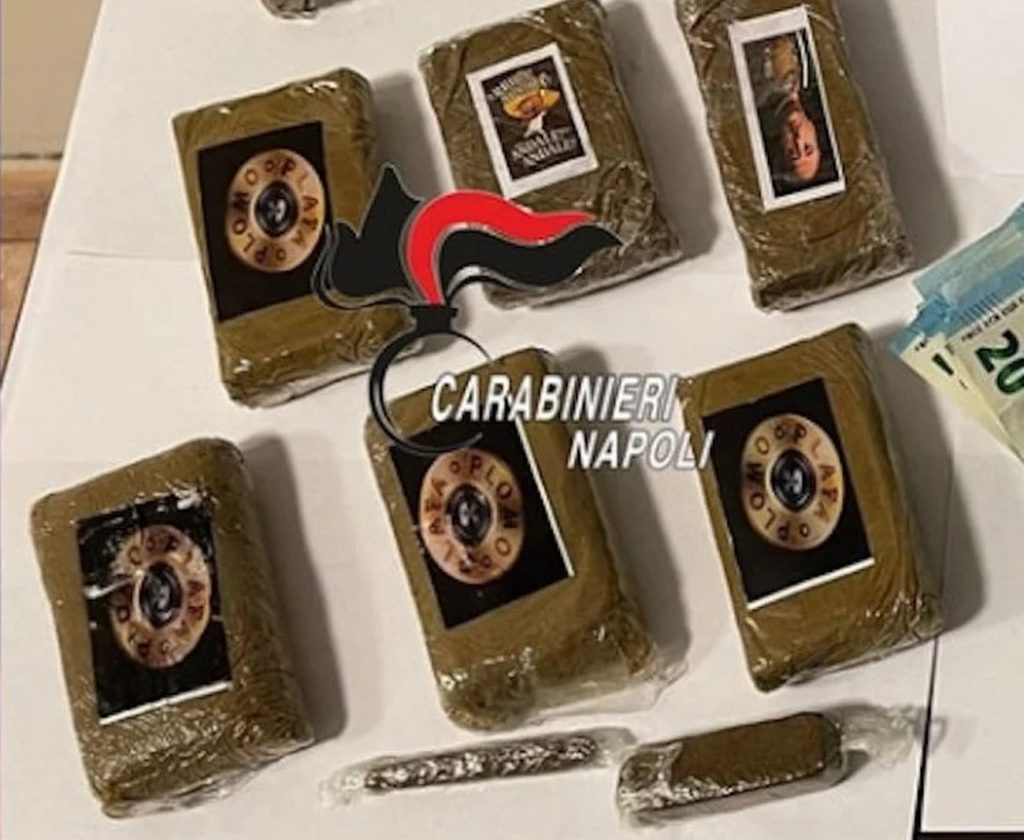 santa-maria-capua-vetere-porta-telefonini-droga-fidanzato-carcere