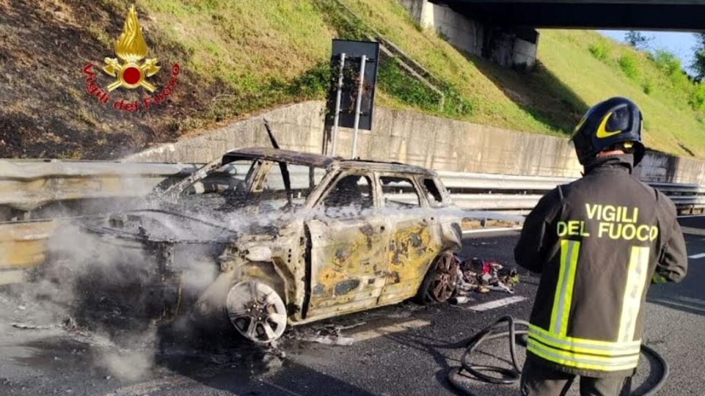 caserta incendio auto autostrada a1 6 agosto