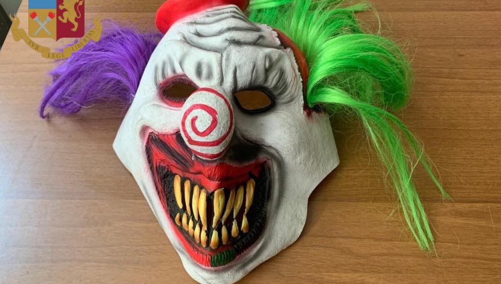 marcianise-rapina-parrucchiere-maschera-clown
