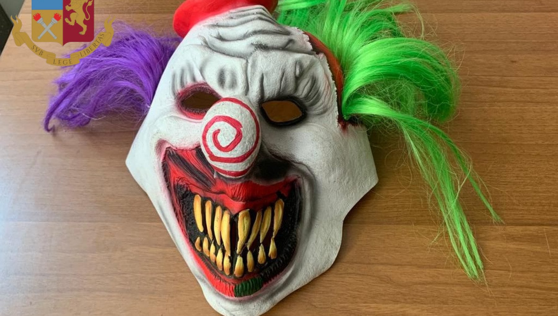 marcianise-rapina-parrucchiere-maschera-clown