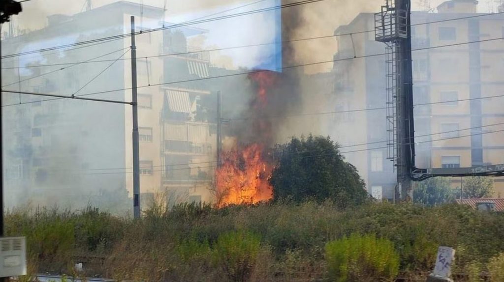 napoli incendio binari metro cavalleggeri