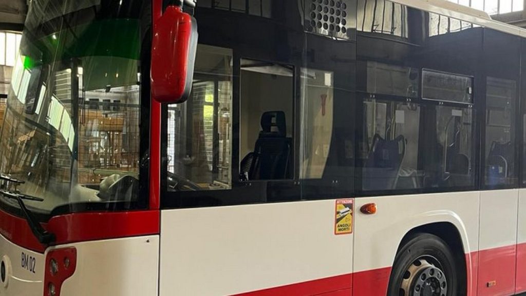 avellino-sfonda-vetro-autobus-ferito-autista