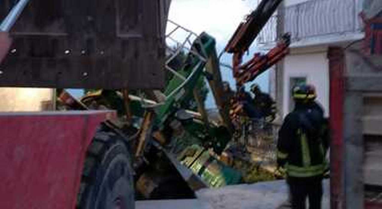 Camion sfonda ringhiera si ribalta san lupo