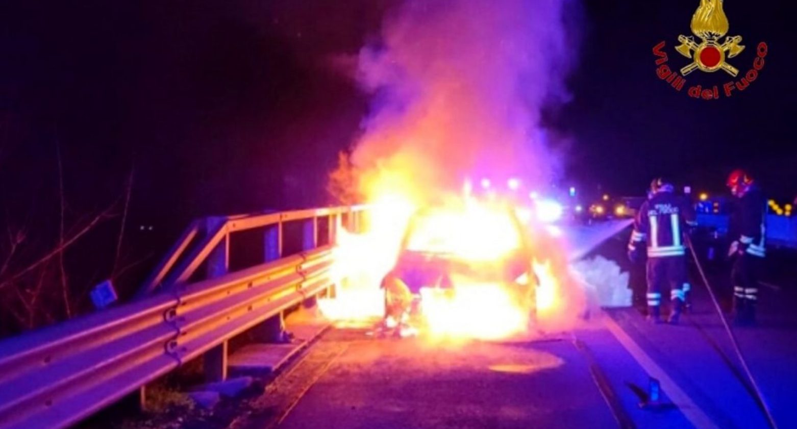 Caserta incendio autostrada automobile