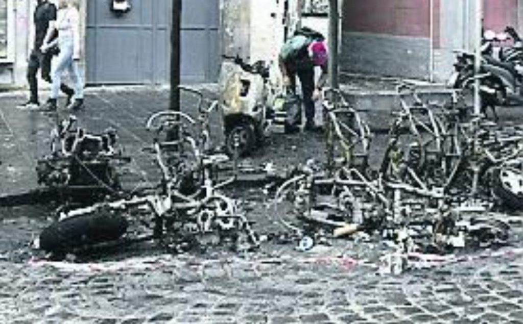 Incendio scooter Castel Capuano