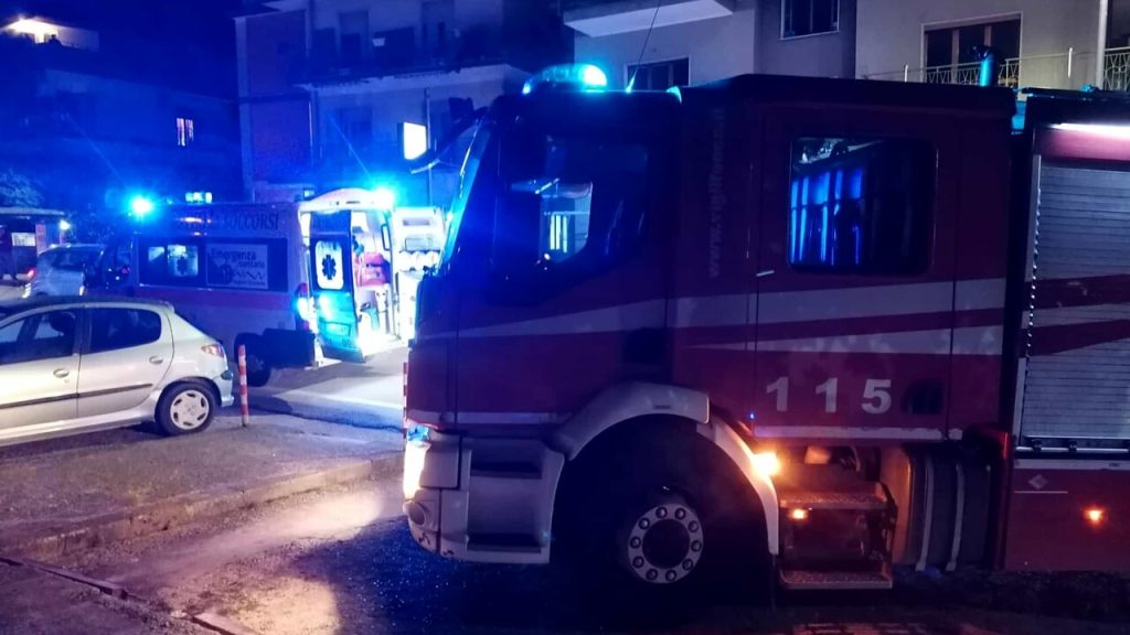 Anziana scivola in casa e si ferisce, salvata dai vigili del fuoco L'87enne è stata trasportata in ospedale per accertamenti I soccorsi fuori l'abitazione Ascolta questo articolo ora... Si trovava da sola in casa, scivola e si ferisce. Necessario l'intervento dei vigili del fuoco. È la disavventura capitata verso le 19.30 a P.A.87 di 87 anni di Sessa Aurunca che nel suo appartamento di via XXI Luglio ha accusato un malore, è scivolata nel corridoio di casa rimanendo sul pavimento del corridoio ferita. I vicini sentendo il tonfo hanno allertato i soccorsi. L'anziana però ha lasciato le chiavi nella toppa rendendo difficoltoso l'accesso alla nipote della donna ed al 118. I vigili del fuoco del distaccamento di Teano con l'ausilio di una scala, rompendo il vetro di una finestra sono riusciti ad entrare nell'appartamento consentendo che i sanitari soccorressero l'87enne. Scopri la promo valida solo fino al 31/10. Guida il futuro con Tonale Plug-in Hybrid Q4. Scopri di più Contenuto Sponsor L'anziana è stata trasportata d'urgenza presso il locale presidio ospedaliero
