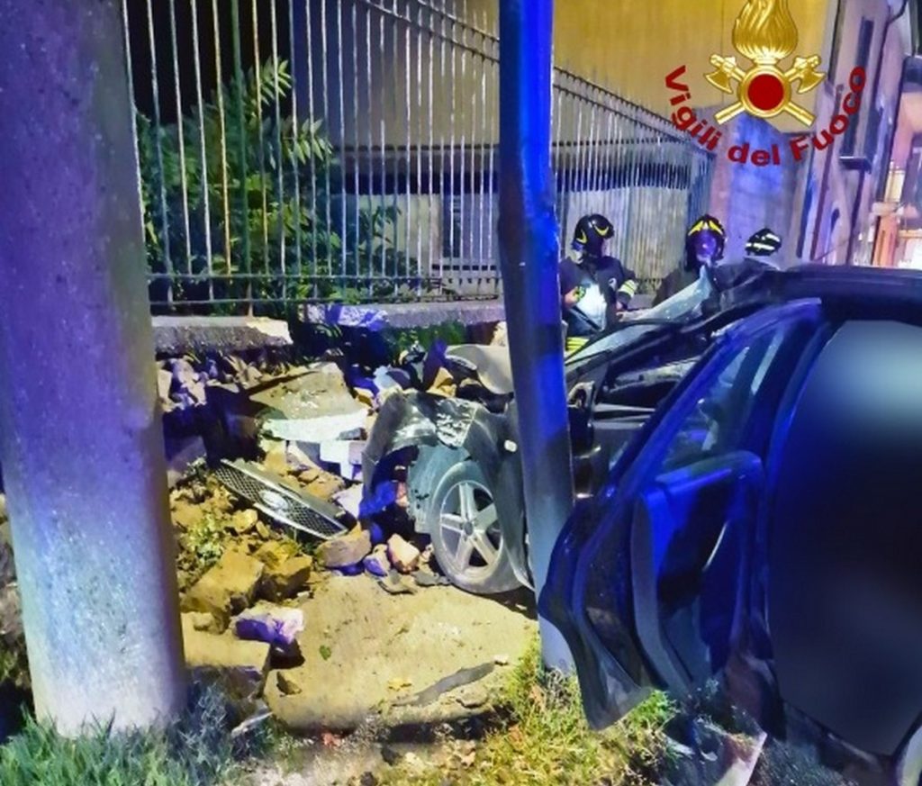 avellino auto contro muro oggi 9 ottobre