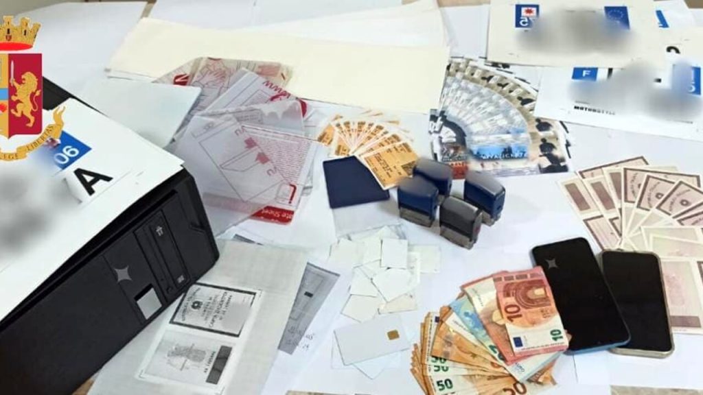 napoli carte identità bianco arrestato
