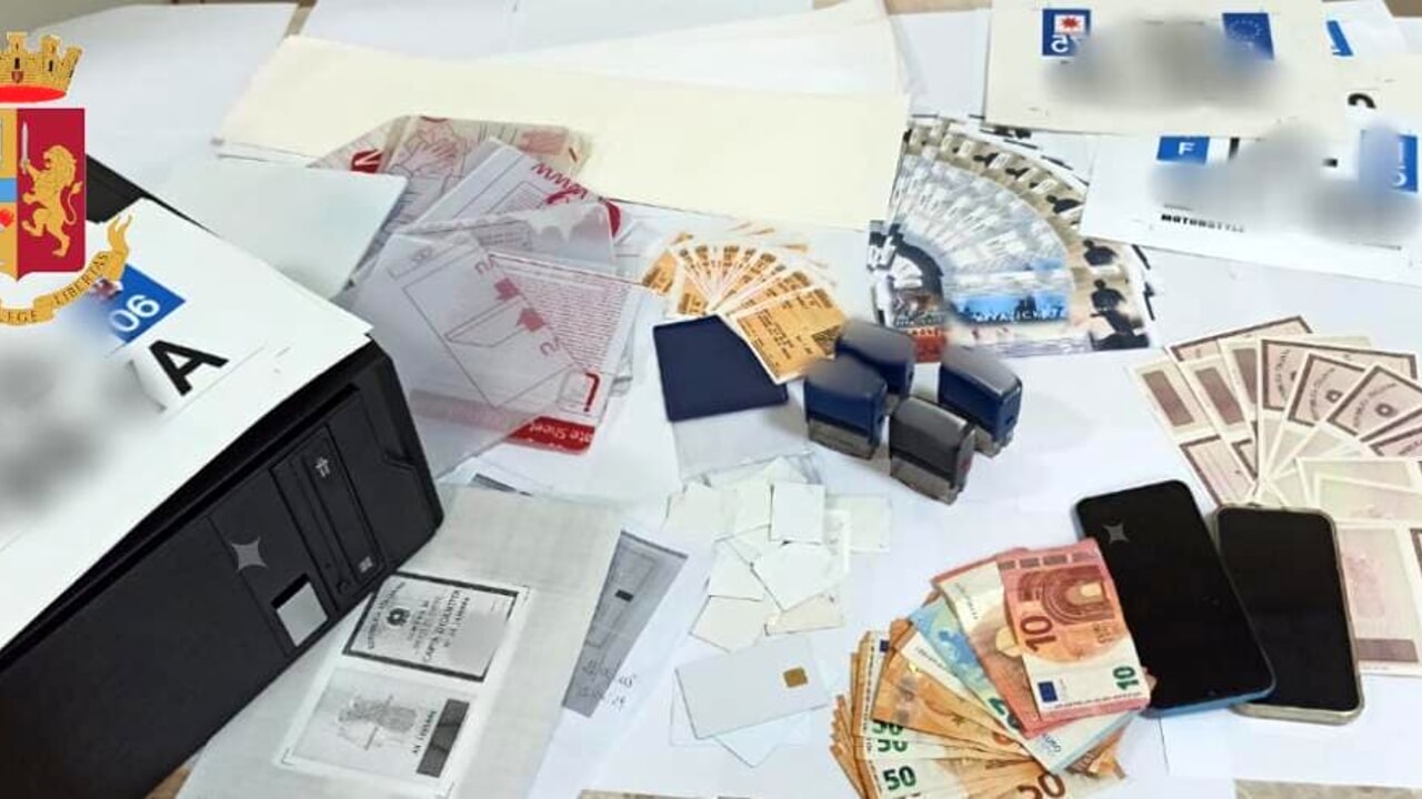 napoli carte identità bianco arrestato