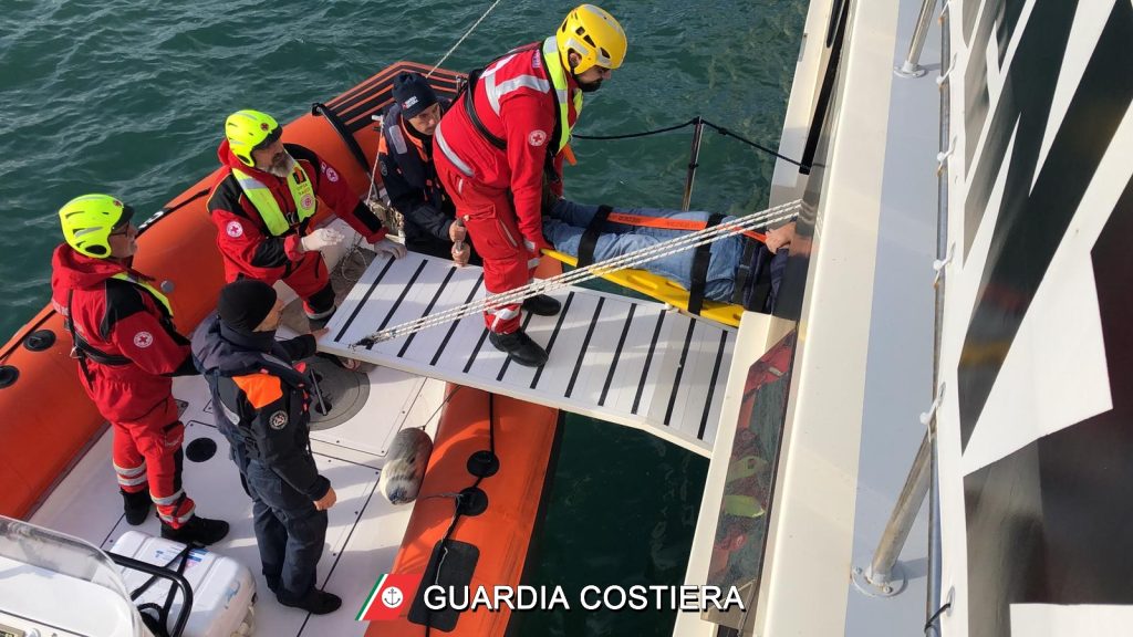 incidente ischia diportista perde dita mano