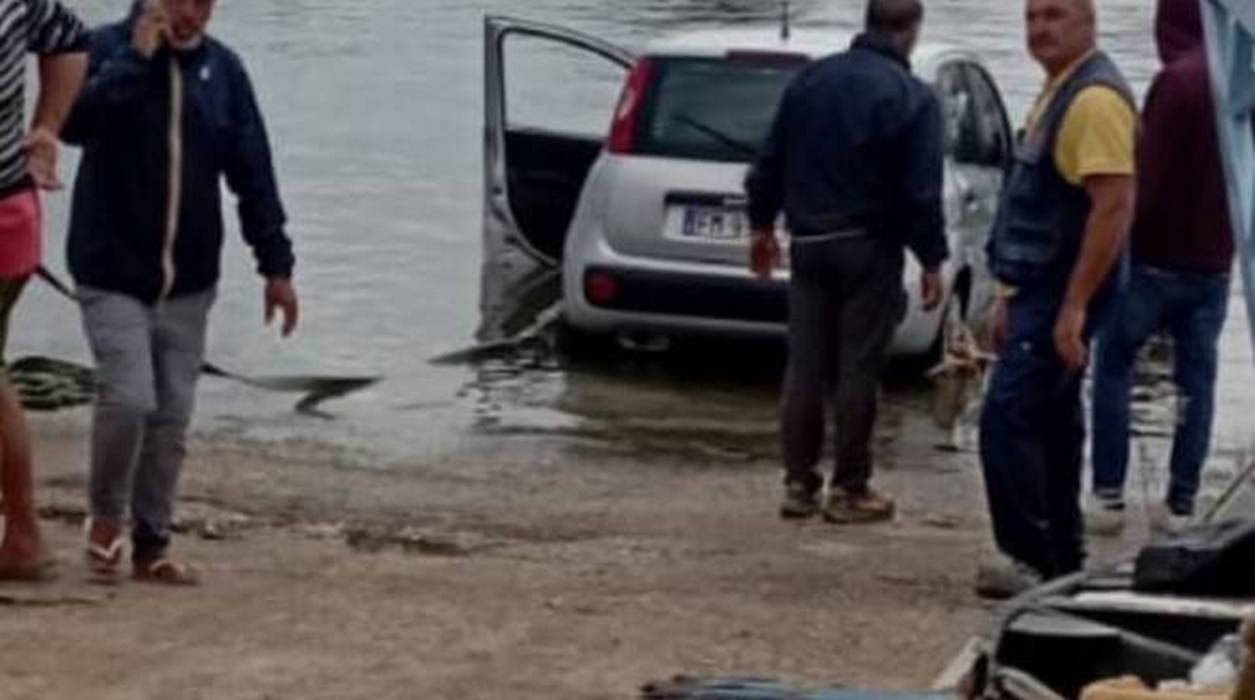 auto senza freno mano finisce mare porto ischia